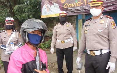 Pemotor Ini Bersyukur Dapat Masker Gratis