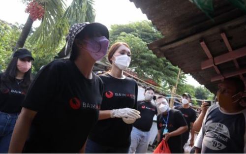 Bagikan Bansos, Dewi Perssik dkk Temui Warga Terimbas Pandemi