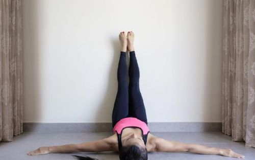 Legs Up The Wall, Pose Yoga Sederhana untuk Redakan Stres