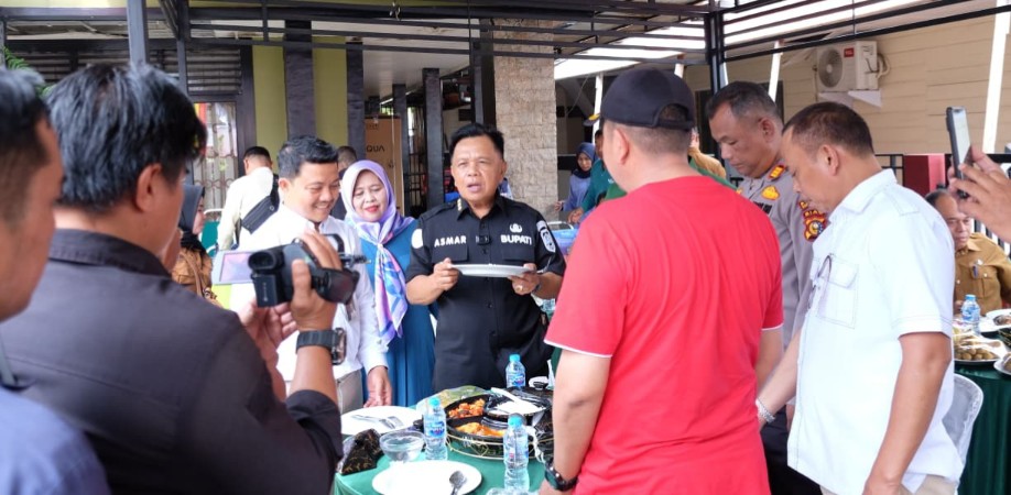 Sangat Nikmat, Bupati Asmar Makan Siang Bersama Pakai Beras SPHP Bulog