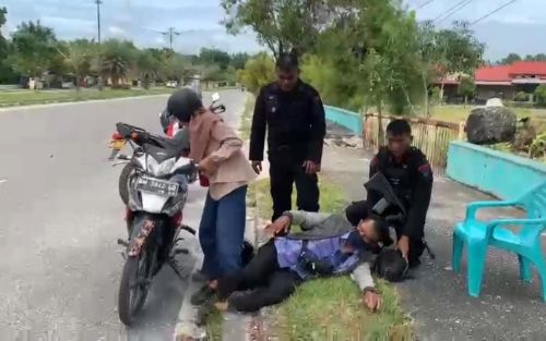 Saraf Terjepit Kambuh, Seorang Warga Terkapar di Pinggir Jalan