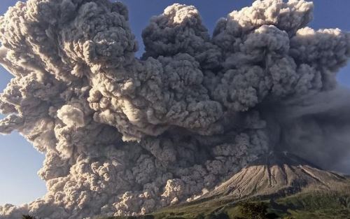 Erupsi, Gunung Sinabung Semburkan Abu Vulkanik