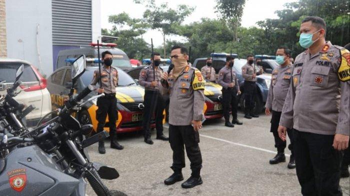 Bubarkan Massa, Polisi Dibekali Tongkat 1 Meter dan Revolver