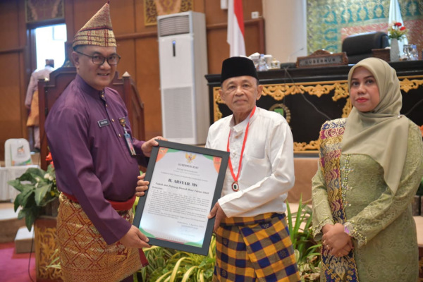 Gubernur Riau Beri Penghargaan Kepada Syekh H Muhammad Yusuf dan H Arsyad MS