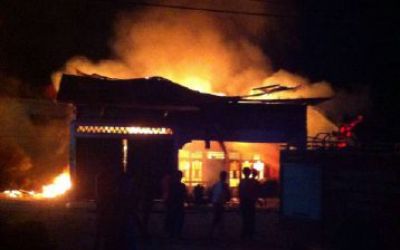 Si Jago Merah Lalap Dua Gudang Pupuk di Desa Suka Maju