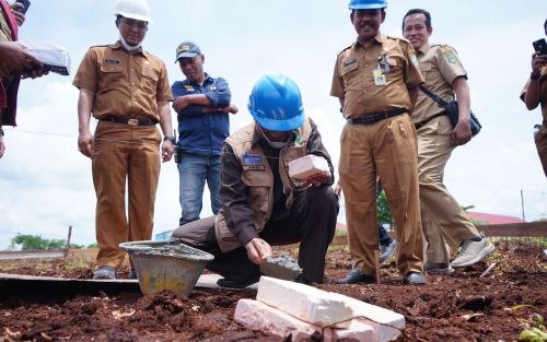 Peletakan Batu Pertama SMP 2 Satap, Sekda Siak: Komitmen Berantas Buta Aksara