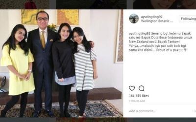 Pakai Kaos ke Kedutaan,Penampilan Ayu Ting Ting Tak Pantas