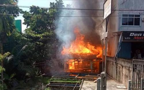 Diduga Arus Pendek, Rumah Penjual Bibit Ikan di Pekanbaru Terbakar