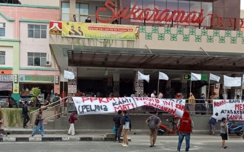 Pedagang STC Pekanbaru Pasang Bendera Putih Protes PPKM