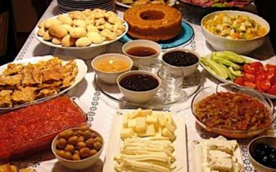 Trik Supaya Tidak Sakit karena Kebanyakan Makan Saat Lebaran