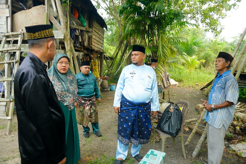 Keliling Kampung, Wabup Syamsurizal Serahkan Bantuan untuk di Sungai Apit