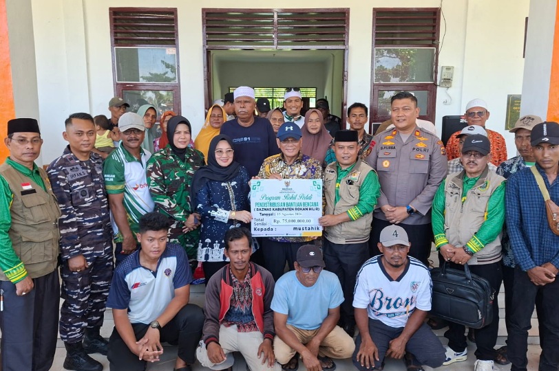 Pemkab Rohil dan Baznas Serahkan Bantuan Korban Kebakaran