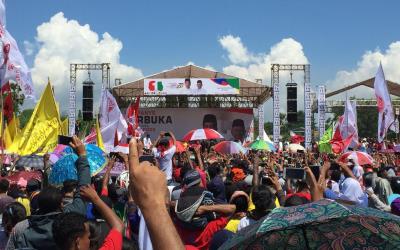 Bocah Misterius Berikan Jaket Merah Putih ke Jokowi di NTT