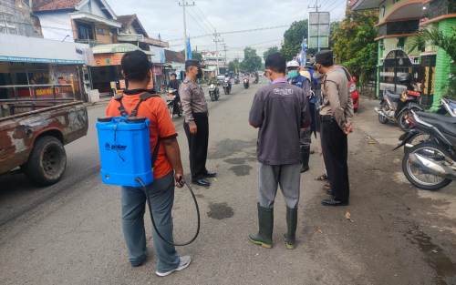 Polres Ponorogo Kawal Penyemprotan Disinfektan Pasar Hewan Jetis