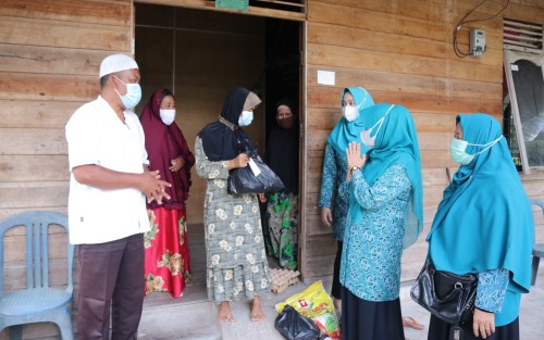 PKK Siak dan BRK Salurkan Bantuan di Dua Kecamatan