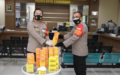Polresta Tangerang Beri Masker dan Suplemen untuk Anggota