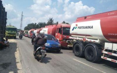 Antrian BBM, Kendaraan Antrian Puluhan Kilometer