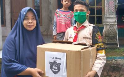 Siswa SMART Bagikan Sembako Ke Warga Sekitar Sekolah