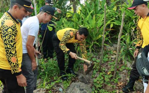 Lestarikan Lingkungan, Kapolres Kaur Pimpinan Penanaman Pohon