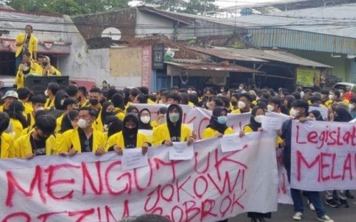Mahasiswa Demo, Lanjut Hingga Malam Hari 
