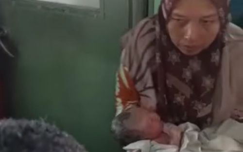 Heboh, Seorang Ibu Lahirkan Bayi di Kamar Mandi Kapal Roro Bengkalis