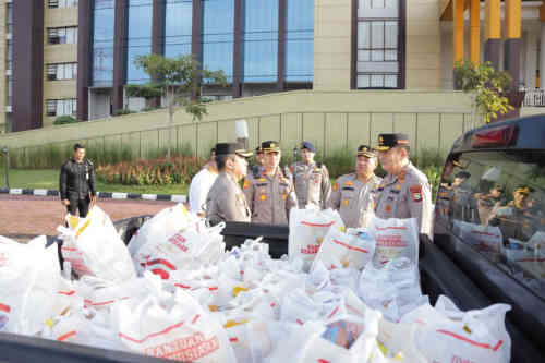 Kapolda Riau Irjen Moh Iqbal Lepas 2 Ribu Paket Bantuan