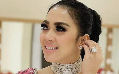 Syahrini Berangkatkan 20 Korban Umrah First Travel