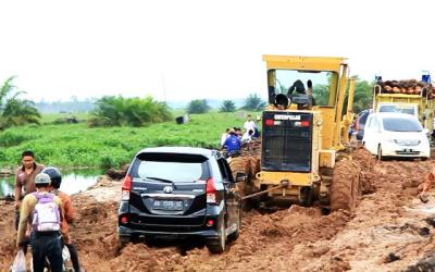 Jalan di Rohul Rusak Parah, Antrian Kendaraan Capai 1,5 KM