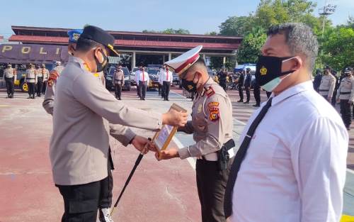 Dua Kasat di Polres Inhu Terima Penghargaan Pelayanan Baik