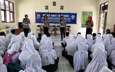 Menyasar Pelajar, Polwan Polres Kuningan Goes To School