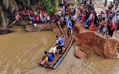 Gubernur Riau Serahkan Bantuan Korban Banjir Inhu