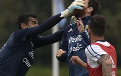 Messi Alami Insiden, Romero Pukul Kepalanya di Sesi Latihan