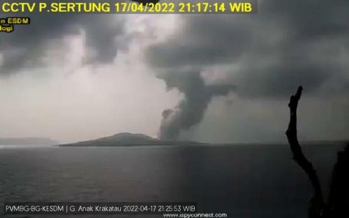 Semburkan Abu Vulkanik, Gunung Anak Krakatau Erupsi 