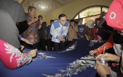 Dongkrak Perekonomian, Ibas Sambangi Sentra Batik Magetan