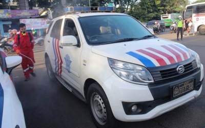 Polresta Tangerang Semprotkan Disinfektan di Pintu Tol Balaraja