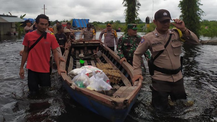 Polisi di Bengkalis Beri Bantuan Warga yang Direndam Banjir