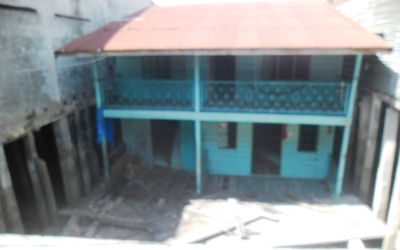 Ditinggal Pemilik, Rumah Panggung Amblas Rata ke Tanah