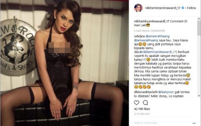 Foto Ala Marilyn Monroe, Nikita Mirzani Pose Tanpa Bra