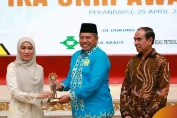 Bupati Siak Alfedri Raih Anugerah IKA Unri Award 2025