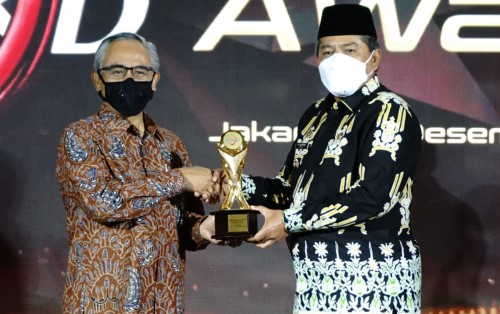 Bupati Siak Terima Penghargaan Kabupaten Terbaik 2021