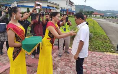 Bupati Nias Sambut Moeldoko di Bandara Binaka