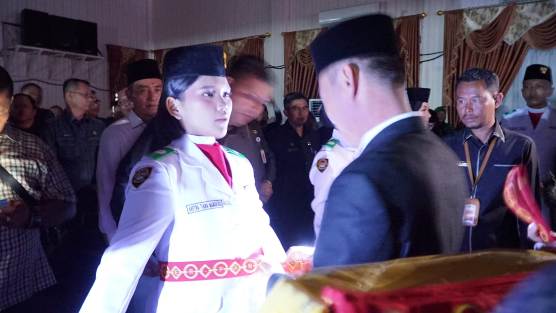 Bupati Rohil Afrizal Sintong Kukuhkan Pasukan Pengibaran Bendera Pusaka