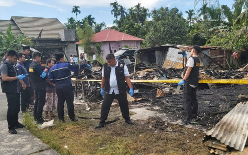 Tim Labfor Polda Riau Turun ke TKP Rumah Terbakar di Tualang Siak
