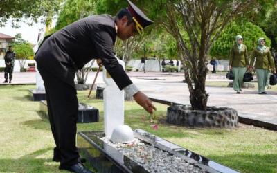 Kapolres Bengkalis Tabur Bunga di TMP Kesuma Kesatria