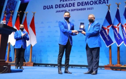 Demokrat Anugrahkan Penghargaan untuk Interen Partai