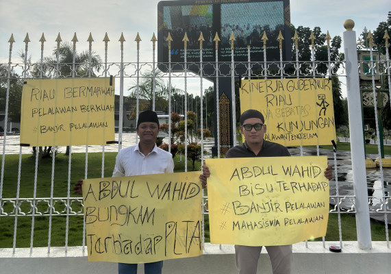 Tak Peduli Banjir, Mahasiswa Kekecewaan Kepada Gubri Abdul Wahid