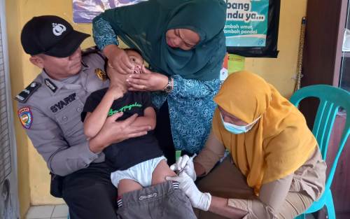 Kapolsek Sabak Auh Monitoring Giat Pemberian Vaksin Polio