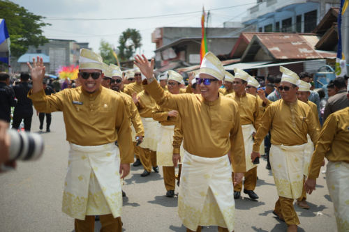 Ketua DPRD Siak Ikut Pawai Ta'ruf MTQ Propinsi Riau ke XLI Tahun 2023 di Rengat