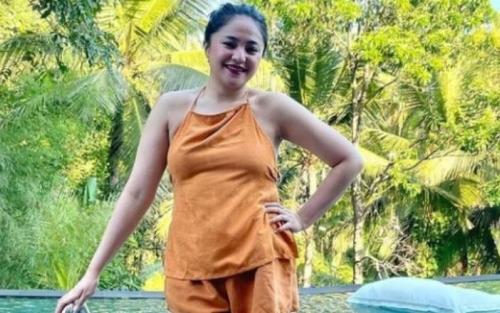 Idap Tumor Payudara, Marshanda Fokus Pengobatan