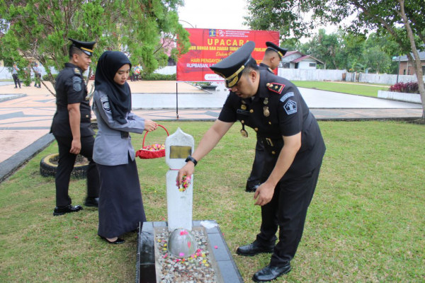 Peringati Hari Pengayoman, Kakan Imigrasi Bengkalis Tabur Bunga di TMP